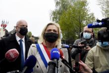 Marine Le Pen s'adresse à la presse le 8 mai 2021, à Hénin-Beaumont dans le Pas-de-Calais