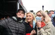 La présidente du Rassemblement national (RN) Marine Le Pen, le 15 mai 2021 dans le village de Berlancourt, pour soutenir Sébastien Chenu, tête de liste du RN dans les Hauts-de-France pour les régional