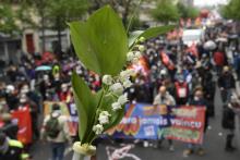 Des manifestants rassemblés devant la tour Montparnasse à Paris, le 1er mai 2019