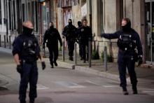 Des policiers sur les lieux du meurtre d'un de leurs collègues lors d'une opération anti-stupéfiants à Avignon, le 5 mai 2021