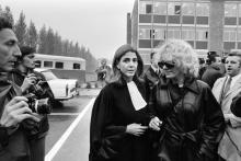 L'avocate Gisèle Halimi, en compagnie de l'actrice Delphine Seyrig, 11 octobre 1972 à Bobigny, lors du procès de Marie-Claire Chevalier, poursuivie pour avoir avorté. AFP PHOTO MICHEL CLEMENT