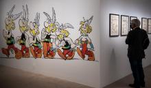 Un visiteur admire les dessins d'Albert Uderzo présentés au musée Maillol, le 26 mai 2021 à Paris