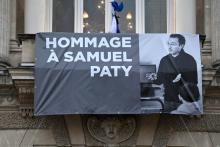Un portrait de Samuel Paty est affiché sur la façade de l'Opéra Comédie de Montpellier le 21 octobre 2020 à l'occasion de l'hommage national au professeur assassiné