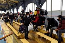 Des migrants sans-abris occupent le 6 mai 2021 un gymnase à Paris
