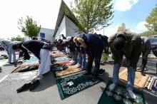 Des fidèles musulmans participent à la prière du vendredi devant le centre culturel islamique Avicenne de Rennes, le 30 avril 2021