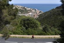 Un jeune migrant qui vient de traverser la frontière franco-espagnole marche vers Cerbère (Pyrénées-Orientales) le 12 mai 2021