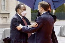 Le président français Emmanuel Macron (d) accueille le Premier ministre soudanais Abdallah Hamdok à Paris, le 17 mai 2021