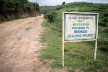 Un panneau à l'entrée de Bisesero, au Rwanda, le 2 décembre 2020