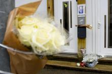 Des fleurs déposées sous le portrait de la jeune femme tuée par son conjoint violent, le 25 mai 2021 à Hayange