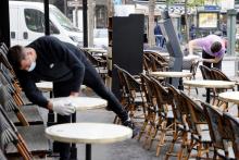 Des employés du "Café du Trocadéro" à Paris préparent la terrasse le 11 mai 2021