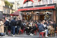 Des clients assis ou debout en terrasse de café à Paris, le 19 mai 2021