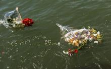 Des bouquets de fleurs lancés dans la Seine, le 1er mai 2005 au pied du pont du Carrousel, à Paris, en mémoire de la mort de Brahim Bouarram