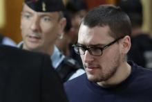 Samuel Dufour (C), un des trois skinheads impliqués dans la mort de Clément Méric, arrive au tribunal, le 4 septembre 2018 à Paris