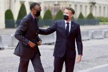Les présidents français Emmanuel Macron (d) et rwandais Paul Kagame à Paris, le 17 mai 2021