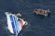 Photo fournie par la marine brésilienne publiée le 8 juin 2009 de plongeurs récupérant un morceau de la carlingue du A330 de Air France qui s'est abimée dans l'océan Atlantique