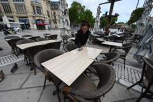 Préparation de la terrasse d'un restaurant à Montpellier, le 17 mai 2021, en vue de sa réouverture