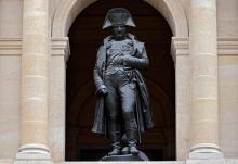La statue de Napoléon dans la Cour d'honneur de l'Hôtel des Invalides, à Paris