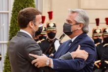 Le président français Emmanuel Macron (G) accueille le président argentin Alberto Fernandez, le 12 mai 2021 à Paris