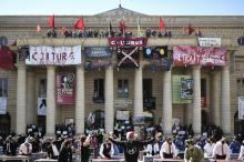 Manifestation de professionnels de la culture et du divertissement le 27 mars 2021 devant le théâtre parisien de l'Odéon, occupé comme d'autres pour protester contre les restrictions pesant sur leurs 