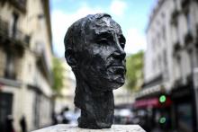 Un buste en bronze du chanteur franco-arménien Charles Aznavour, réalisé par la sculptrice Alice Mélikian, inauguré au Carrefour de l'Odéon, le 22 mai 2021 à Paris