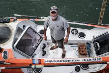 Jean-Jacques Savin, 74 ans, pose le 28 mai 2021 à Lège-Cap-Ferret sur son canot habitable