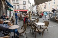 Terrasse de café Place Saint-Pierre à Clermont-Ferrand en octobre 2020