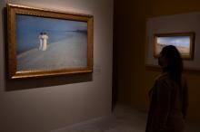 Une visiteuse admire un tableau du peintre danois Peder Severin Krøyer lors de l'exposition "L'heure bleue" au musée Marmottan, le 18 mai 2021 à Paris