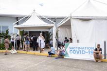 Des gens font la queue pour recevoir une dose d'un vaccin Covid-19 dans un centre de vaccination de Cayenne, le 2 mai 2021