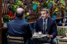 Emmanuel Macron et Jean Castex prennent un café, sans masques, en terrasse près de l'Elysée le 19 mai 2021