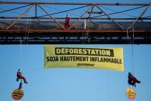 Des militants de Greenpeace déploient une banderole pour dénoncer les importations de soja à l'entrée du port de Saint Nazaire, le 31 mai 2021