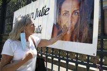 La mère de Julie Douib touche le portrait de sa fille, le 10 juin 2021, devant le Palais de justice de Bastia
