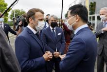 Le président français Emmanuel Macron (g) rencontre un représentant des investisseurs chinois engagés dans le projet de méga-usine Envision à Douai, dans le Nord, le 28 juin 2021