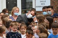 Le président Emmanuel Macron (c) avec des élèves d'une école élémentaire lors d'une visite à Poix-de-Picardie, le 17 juin 2021 dans la Somme