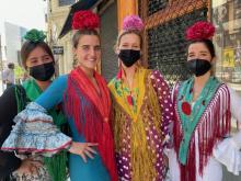 De jeunes madrilènes en tenue folklorique à Las Letras