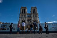 Des touristes devant Notre-Dame le 9 septembre 2020