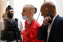 Mila (c), une adolescente française victime de cyberharcèlement, avec son avocat Richard Malka (d) arrive au palais de justice de Paris pour le jugement de son affaire, le 3 juin 2021