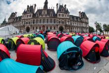 Plus de 500 migrants sans-abri installés sur le parvis de l'hôtel de ville à Paris, le 25 juin 2021
