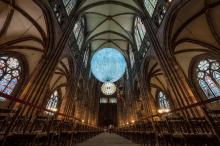 "Museum of rhe Moon", création du plasticien britannique Luke Jerram, suspendue dans la nef de la Cathédrale de Strasbourg avec la rosace en arrire-plan, le 1er juin 2021, dans le cadre du festival "L