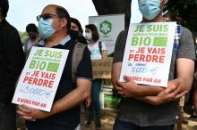 Des manifestants participent à un rassemblement pour dénoncer les arbitrages sur les subventions aux agriculteurs, le 2 juin 2021 à Paris