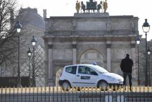 Les abords du Louvre surveillés le 3 février 2017 après l'attaque à la machette commise par un jihadiste