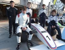 De gauche à droite: les jeunes pilotes Aiden Neate, Pierre-Alexandre Provost, Gaspard Simon, Esteban Masson et Dario Cabanelas à l'académie de la Fédération française du sport automobile (FFSA), le 23