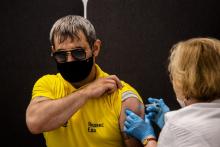 Un homme reçoit une dose du vaccin Spoutnik contre le Covid-19, le 25 juin 2021 à Moscou