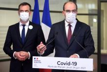 Le Premier ministre Jean Castex (d) et le ministre de la Santé Olivier Véran lors d'une visite à Mont-de-Marsan, le 24 juin 2021 dans les Landes