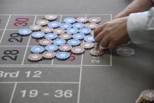 Après plus de sept mois d'inactivité, les croupiers s'entraînent pour retrouver leur dextérité dans les casinos et les clubs de jeux qui rouvrent leurs tables de poker, blackjack et autres Punto Banco