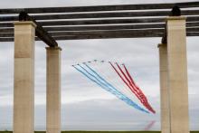 La "Patrouille de France" survole le mémorial britannique de Ver-sur-Mer lors de son inauguration, le 6 juin 2021 dans le Calvados