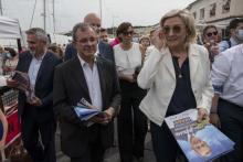 Thierry Mariani et Marine Le Pen tractent sur un marché à Six-Four-les-Plages, le 17 juin 2021