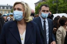 La dirigeante du Rassemblement national Marine Le Pen marche à côté de la tête de liste du RN pour les élections régionales dans le Grand-Est, Laurent Jacobelli, à Lunéville, le 8 juin 2021