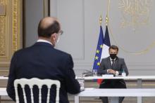 Le président Macron s'entretient avec son Premier ministre Jean Castex lors d'une réunion du gouvernement, à l'Elysée, le 9 juin 2021