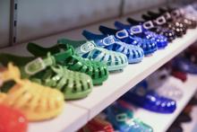 Des sandales en plastique Méduse exposées à l'entreprise Humeau-Beaupréau, le 19 avril 2021 à Beaupréau-en-Mauges, près de Nantes