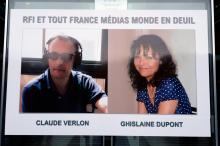 Les portraits de Ghislaine Dupont et Claude Verlon, journalistes de RFI tués le 2 novembre 2013 à Kidal au Mali, sur le hal d'entrée du siège de RFI, à Paris le 5 novembre 2013.